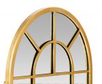 Detalle de espejo de pared con arco dorado