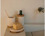 Jabonera de baño de madera beige moderna con jabón en el lavamanos