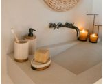 Cuarto de baño con conjunto beige de resina y madera