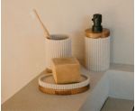 Conjunto de accesorios de baño de resina beige y madera de acacia con pastilla de jabón