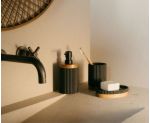 Accesorios de baño de resina y madera en cuarto de baño