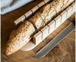 Cocina con tabla de corte para barras de pan