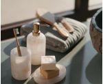 Baño con accesorios de baño blancos de nácar