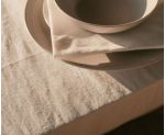 Detalle ribete de mantel de lino blanco con flecos