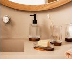 Colección de accesorios de baño cristal y madera