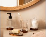 Conjunto de baño de cristal y madera