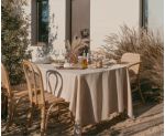 Mesa con mantel de lino beige con flecos