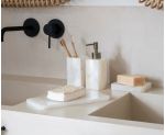 Ambiente con Accesorios de Baño de Mármol Blanco