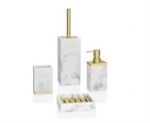 Conjunto de jabonera y accesorios de baño rectangulares en mármol y dorados.