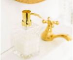 Detalle de Dispensador de baño rectangular de vidrio estilo vintage y dosificador dorado
