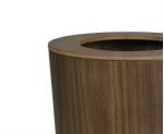 Detalle tapa extraíble papelera redonda de oficina en madera de nogal