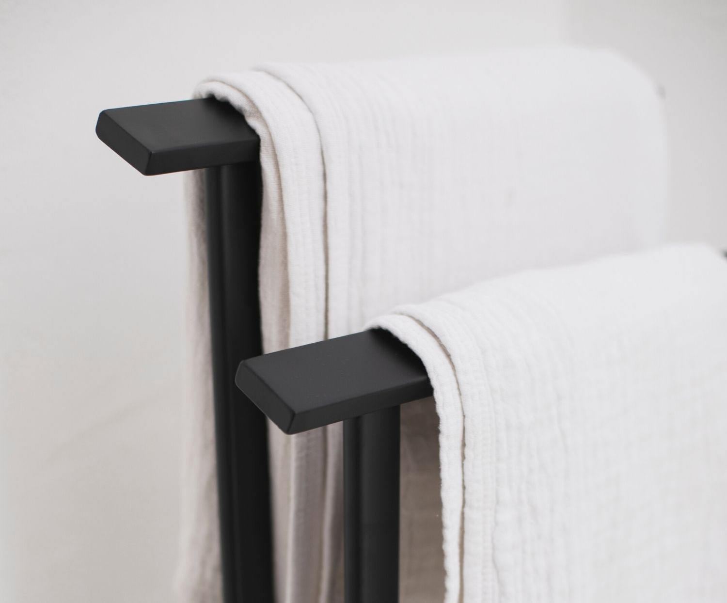 Toallero de pie artu negro 16.5x83.6 cm  Toallero, Baño y ducha,  Accesorios de baño