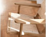 Foto detalle frontal de sillón de madera de olmo y ratán