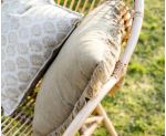 Detalle de cojín de lino marrón caqui Mahé en chill out de verano